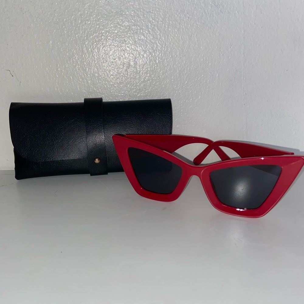 Oversized cateye sunglasses